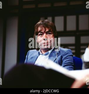 Andrew Lloyd Webber, britischer Filmmusik- und Musical-Komponist, hier als Talkgast in der ZDF Musik- und Talkshow: Na sowas, Deutschland, 1985. Andrew Llyod Webber, compositore musicale e di musica britannica, qui come ospite di Talk nella TV music and talk show: Na sowas, Germania, 1985. Foto Stock