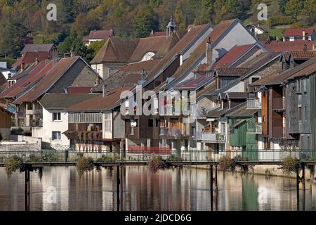 Francia, Doubs Ornans, villaggio situato nella valle Loue, case pittoresche Foto Stock