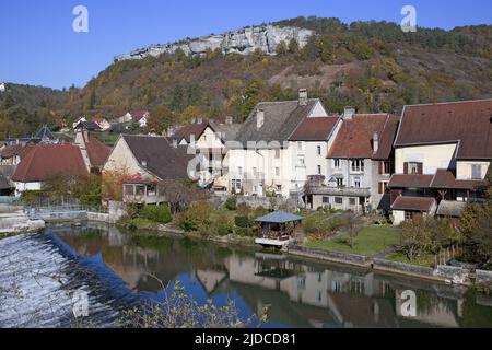 Francia, Doubs Ornans, villaggio situato nella valle Loue, case pittoresche Foto Stock