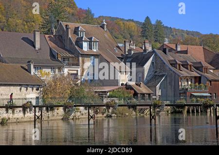 Francia, Doubs Ornans, villaggio situato nella valle Loue, case pittoresche Foto Stock