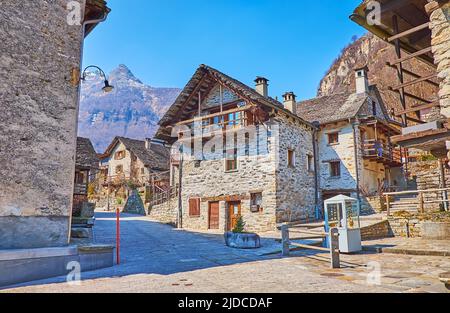 Il borgo medievale di pietra di Sonogno nelle Alpi della Valle Verzasca, Svizzera Foto Stock