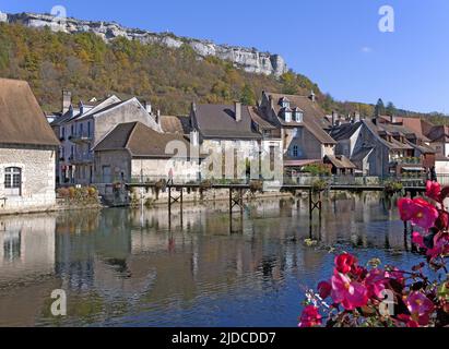 Francia, Doubs Ornans, villaggio situato nella valle Loue, case pittoresche Foto Stock