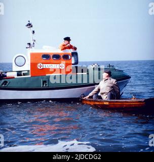 Ein Sturer Bock, ZDF Fernsehfilm, Deutschland, 1981, heitere Ebisoden, Hier in einer Szene mit Heinz Reincke auf einem Schiff der Seerettung und Gert Fröbe im kleinen Ruderboot. Ein Sturer Bock, film televisivo, Germania, 1981, episodi allegri, Qui in una scena con Heinz Reincke su una nave del salvataggio in mare e Gert Froebe in una piccola barca a remi. Foto Stock