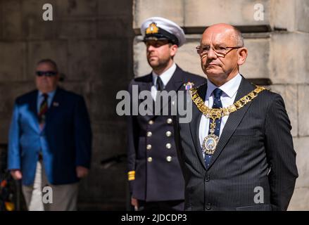 City Chambers, Edimburgo, Scozia, Regno Unito, 20 giugno 2022. Cerimonia di sollevamento della bandiera delle forze armate: Una processione con la bandiera del giorno delle forze armate viene incontrata da Lord Provost Robert Aldridge alle camere della città (nella foto). La cerimonia di innalzamento della bandiera è un evento nazionale per onorare il personale delle forze armate Foto Stock