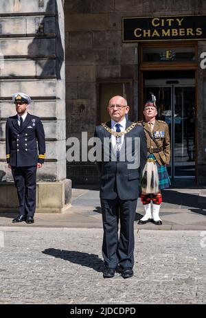 City Chambers, Edimburgo, Scozia, Regno Unito, 20 giugno 2022. Cerimonia di sollevamento della bandiera delle forze armate: Una processione con la bandiera del giorno delle forze armate viene incontrata da Lord Provost Robert Aldridge alle camere della città (nella foto). La cerimonia di innalzamento della bandiera è un evento nazionale per onorare il personale delle forze armate Foto Stock