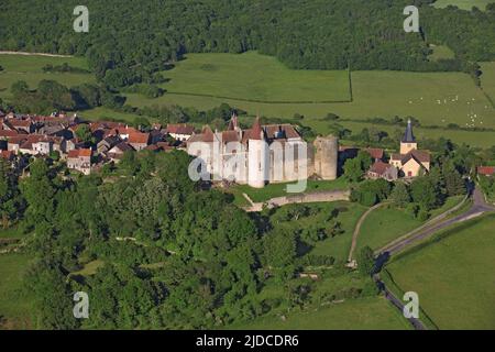 Francia, Côte-d'Or, Châteauneuf-en-Auxois, villaggio etichettato Les Plus Beaux Villages de France (vista aerea) Foto Stock