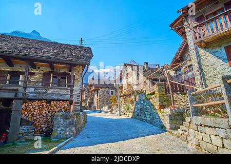 Le case in pietra d'epoca con tetti rivestiti in pietra nel borgo storico di Sonogno, Valle Verzasca, Svizzera Foto Stock