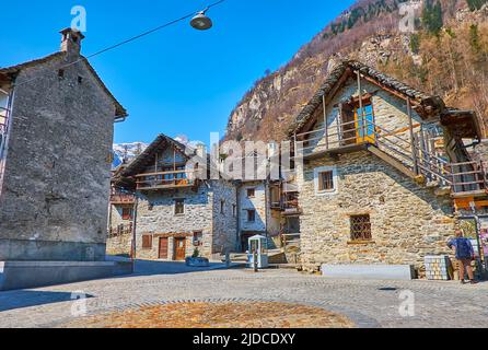 Tradizionale architettura svizzera in pietra nel borgo medievale di Sonogno, situato sulle montagne della Valle Verzasca, in Svizzera Foto Stock