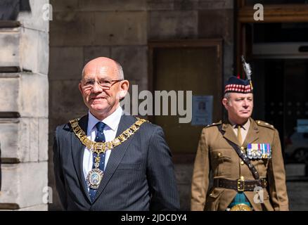 City Chambers, Edimburgo, Scozia, Regno Unito, 20 giugno 2022. Cerimonia di sollevamento della bandiera delle forze armate: Una processione con la bandiera del giorno delle forze armate viene incontrata da Lord Provost Robert Aldridge alle camere della città (nella foto). La cerimonia di innalzamento della bandiera è un evento nazionale per onorare il personale delle forze armate Foto Stock