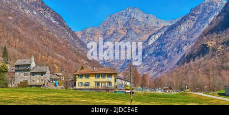 Panorama del borgo di Sonogno con sullo sfondo il Monte cima Bianca, Valle Verzasca, Alpi Lepontine, Svizzera Foto Stock