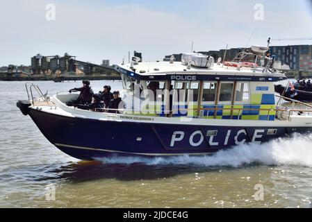 Metropolitan Police Marine Unit and Firearms Officer formazione sul Tamigi a Londra Foto Stock