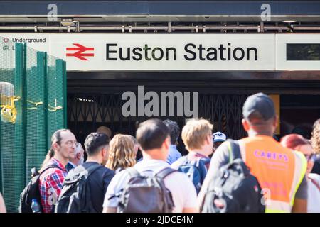 Londra, Regno Unito - 17 giugno 2022 - la folla di passeggeri del treno è costretta ad attendere fuori dalla stazione di Euston a causa della chiusura temporanea del servizio Foto Stock