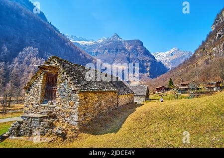 Il pittoresco villaggio alpino svizzero di Sonogno, situato in Valle Verzasca, Ticino, Svizzera Foto Stock