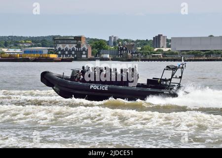 Metropolitan Police Marine Unit and Firearms Officer formazione sul Tamigi a Londra Foto Stock