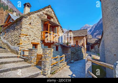 Il borgo alpino di Sonogno è costituito da strette stradine collinari con scale, salite e discese, Valle Verzasca, Svizzera Foto Stock