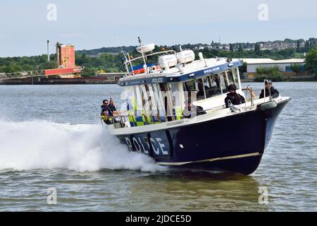 Metropolitan Police Marine Unit and Firearms Officer formazione sul Tamigi a Londra Foto Stock