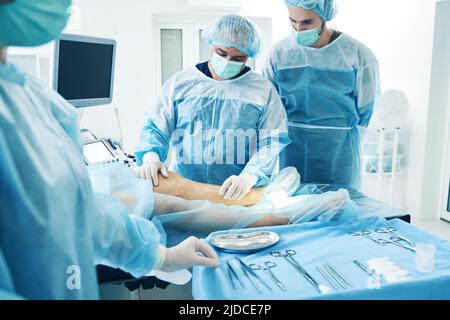 Trattamento laser endovenoso per vene varicose delle gambe Foto Stock