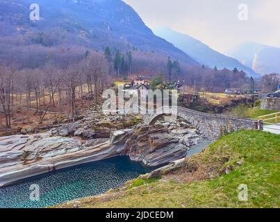 Il bellissimo cielo al tramonto sulle Alpi Lepontine e il Ponte dei Salti a Lavertezzo, Valle Verzasca, Svizzera Foto Stock