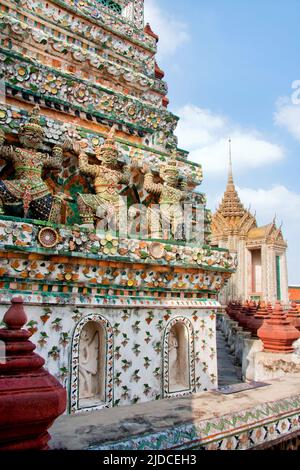 Wat Arun di figure sul prang centrale di Bangkok, Tailandia Foto Stock