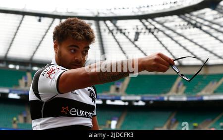 LONDRA INGHILTERRA - GIUGNO 19 :Tani Vili (Clermont Auvergne) di Barbarians F.C. dare il campo invasore i suoi occhiali indietro durante International Freindlybetween Foto Stock