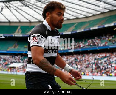 LONDRA INGHILTERRA - GIUGNO 19 :Tani Vili (Clermont Auvergne) di Barbarians F.C. dare il campo invasore i suoi occhiali indietro durante International Freindlybetween Foto Stock