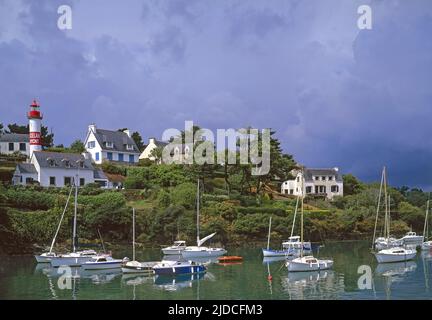 Francia, Finistère Clohars-Carnoët, il porto di Doëlan, il faro, pescherecci da traino Foto Stock