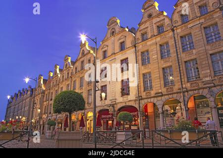 Francia, Pas-de-Calais (62) Arras, Piazza degli Eroi, edifici con facciate di scuderie arrotondate, illuminazione notturna Foto Stock