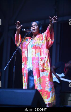 Miramar, Florida, Stati Uniti. 18th giugno 2022. Il CECE Winans si esibisce dal vivo sul palco durante il Gospelfest 2022 di A. Curtis Farrow presso l'Ampitheater del Miramar Regional Park il 18 giugno 2022 a Miramar, Florida. Credit: Mpi10/Media Punch/Alamy Live News Foto Stock