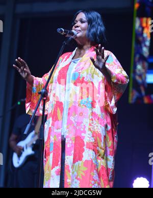 Miramar, Florida, Stati Uniti. 18th giugno 2022. Il CECE Winans si esibisce dal vivo sul palco durante il Gospelfest 2022 di A. Curtis Farrow presso l'Ampitheater del Miramar Regional Park il 18 giugno 2022 a Miramar, Florida. Credit: Mpi10/Media Punch/Alamy Live News Foto Stock