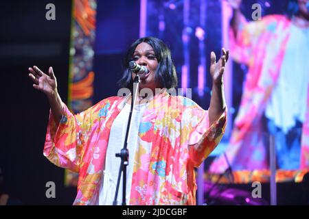 Miramar, Florida, Stati Uniti. 18th giugno 2022. Il CECE Winans si esibisce dal vivo sul palco durante il Gospelfest 2022 di A. Curtis Farrow presso l'Ampitheater del Miramar Regional Park il 18 giugno 2022 a Miramar, Florida. Credit: Mpi10/Media Punch/Alamy Live News Foto Stock