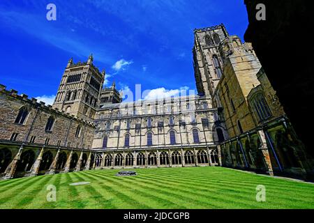 Chiostri quadranti interni della cattedrale di Durham contro erba appena tagliata e cielo blu con nube di cumulo Foto Stock