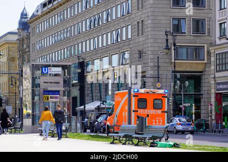 Ambulanza in servizio di emergenza sulla strada Unter den Linden a Berlino. Foto Stock