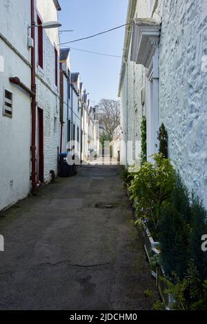 Un vicolo stretto con edifici dipinti di bianco al largo di Moffat Main Street Foto Stock