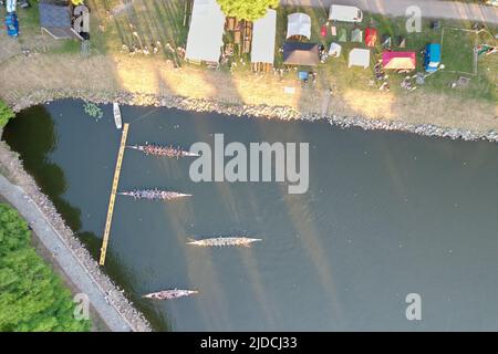 Nymburk dragon boats concorso festival Dragonfest, repubblica Ceca, Europa, panorama aereo vista panoramica del festival sport acquatici sul fiume Elba, řeka Labe Foto Stock