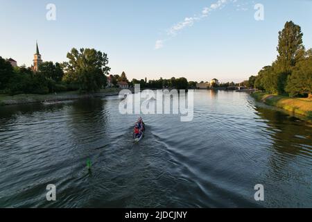 Nymburk dragon boats concorso festival Dragonfest, repubblica Ceca, Europa, panorama aereo vista panoramica del festival sport acquatici sul fiume Elba, řeka Labe Foto Stock