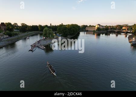 Nymburk dragon boats concorso festival Dragonfest, repubblica Ceca, Europa, panorama aereo vista panoramica del festival sport acquatici sul fiume Elba, řeka Labe Foto Stock