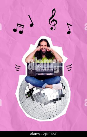 Verticale composito collage ritratto di uomo positivo seduta enorme disco palla tenere ascoltare musica vintage boombox Foto Stock