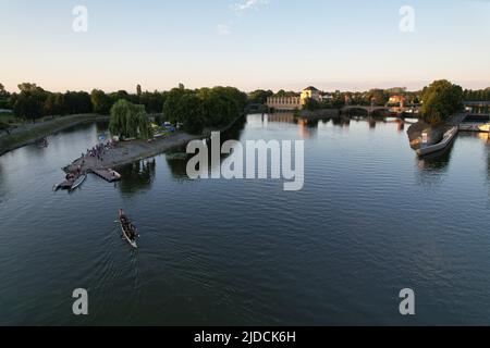 Nymburk dragon boats concorso festival Dragonfest, repubblica Ceca, Europa, panorama aereo vista panoramica del festival sport acquatici sul fiume Elba, řeka Labe Foto Stock