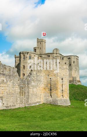 Castello Northumberland Regno Unito, vista in estate della parete orientale del castello di Warkworth situato nel centro della città di Warkworth, costa Northumberland, Inghilterra, Regno Unito Foto Stock