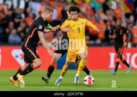 ROTTERDAM, PAESI BASSI - 14 GIUGNO 2022: Brennan Johnson del Galles e Frenkie De Jong dei Paesi Bassi durante la Lega A 2022 Nations League Fixture tra Paesi Bassi e Galles al Feyenoord Stadium di Rotterdam il 14th giugno 2022. (PIC di John Smith/FAW) Foto Stock