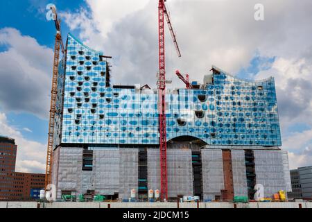 Amburgo, Germania - 12 luglio 2011 : costruzione di Elbphilharmonie Amburgo, sala concerti sulle rive del fiume Elba. Foto Stock