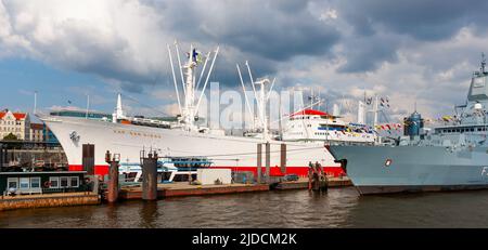 Amburgo, Germania - 12 luglio 2011 : vecchie navi, compresa la nave da carico Cap San Diego, ormeggiata sul fiume Elba nel porto di Amburgo. Foto Stock