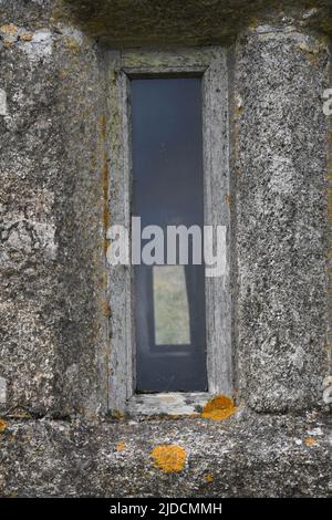 Una finestra in un casale abbandonato sulla Garrow Tor Bodmin Moor Cornovaglia Foto Stock