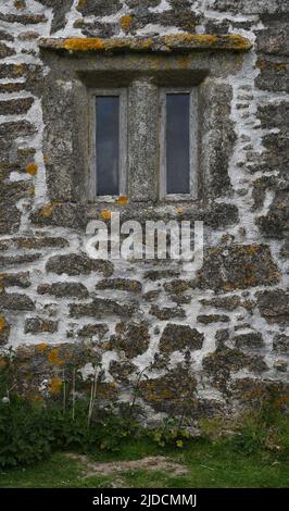Una finestra in un casale abbandonato sulla Garrow Tor Bodmin Moor Cornovaglia Foto Stock