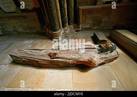 Scultura in legno della Cattedrale di Durham dalla finestra Est il sarcofago di Fenwick Lawson ARCA creato tra il 1974 1981 Foto Stock