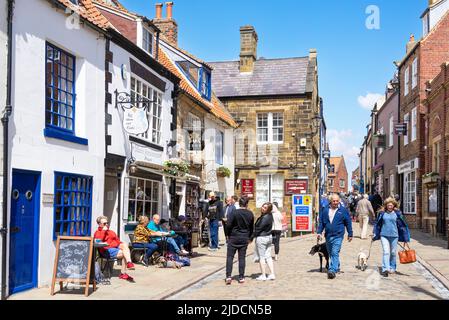 Whitby Yorkshire Whitby Church Street con i turisti che acquistano nei negozi di articoli da regalo e caffè Whitby North Yorkshire Inghilterra GB Europe Foto Stock