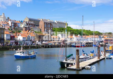 Whitby Yorkshire Whitby Harbour con piccola barca da pesca che entra nel porto e la banchina Whitby North Yorkshire Inghilterra GB Europe Foto Stock