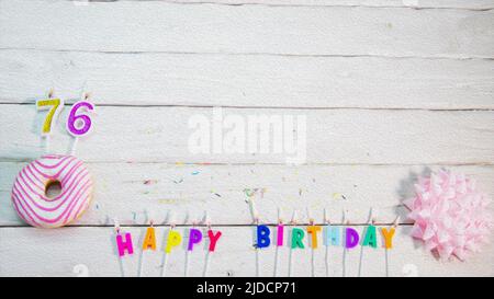Buono compleanno felice con numero. Ciambelle rosa con decorazioni per auguri di buon compleanno da candele. Spazio per la copia del biglietto di compleanno Foto Stock