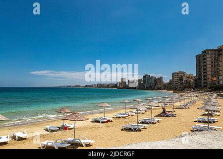 Varosha, Cipro settentrionale-14 giugno 2022-la spiaggia recentemente riaperta e gli hotel abbandonati fronte spiaggia nella vecchia località di Varosha, Famagosta Foto Stock