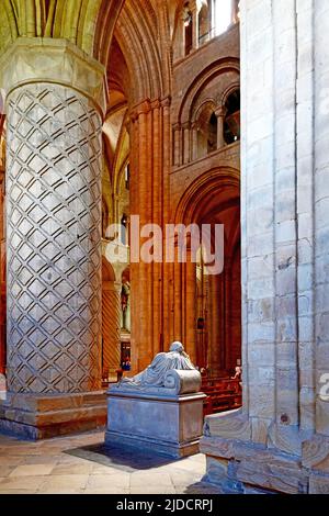 Cattedrale di Durham antiche mura e colonne scolpite con la navata principale Foto Stock